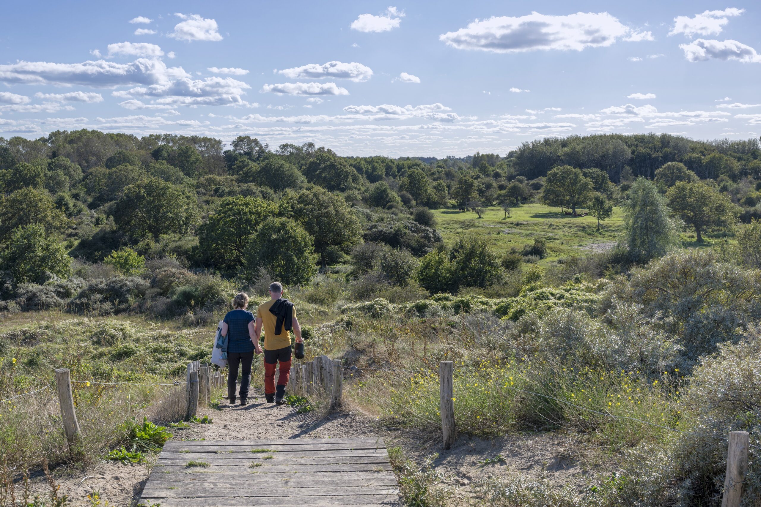 Twee wandelaars in Westhoek